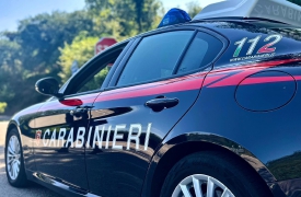 Aggredisce familiari e carabinieri, 35enne in manette