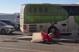 Sosta selvaggia, pullman in retromarcia a Malpensa