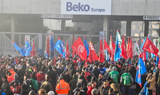 Uno dei presidi davanti allo stabilimento Beko di Cassinetta di Biandronno