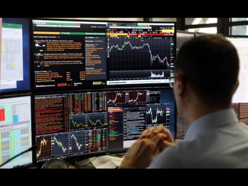 Borsa: Milano si consolida a +0,5% con Eni, calo Stellantis