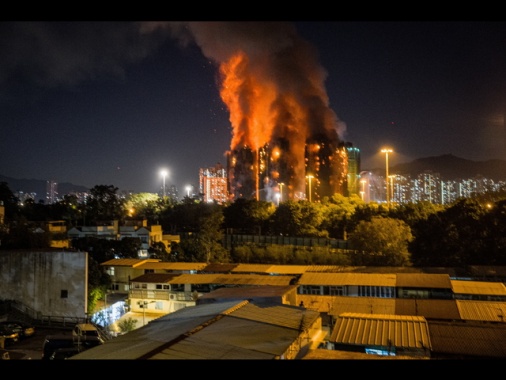 Maxi incendio ad Hong Kong, grattacieli in fiamme, quattro morti