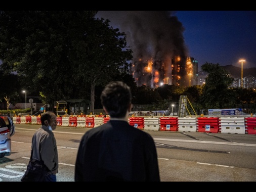 Media, 'salgono a 12 i morti nell'incendio a Hong Kong'