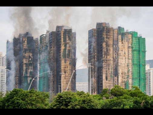 Hong Kong, incendio ancora attivo a 20 ore dal primo allarme