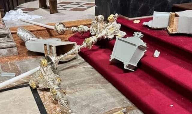 I danni a statue e arredi nella chiesa di Parabiago (foto Facebook)