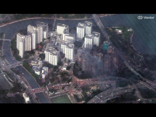 Spento dopo quasi 48 ore il violento incendio di Hong Kong