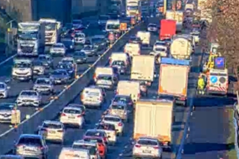 Traffico intenso e incidente: code sulla A8