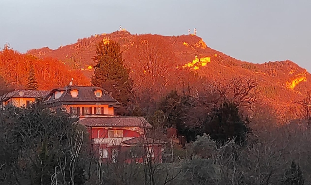 L’alba che ha illuminato di rosso il Sacro Monte