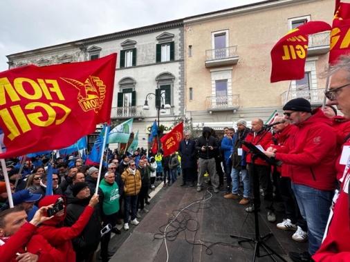 Stellantis, mille lavoratori in piazza a Termoli