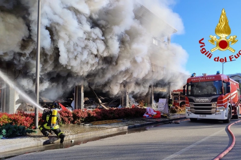 Fuoco e paura a Laveno: cinque persone soccorse, venti evacuate