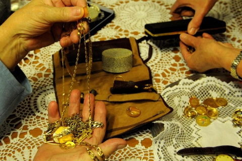 La telefonata, il carabiniere che bussa. E l’oro sparisce