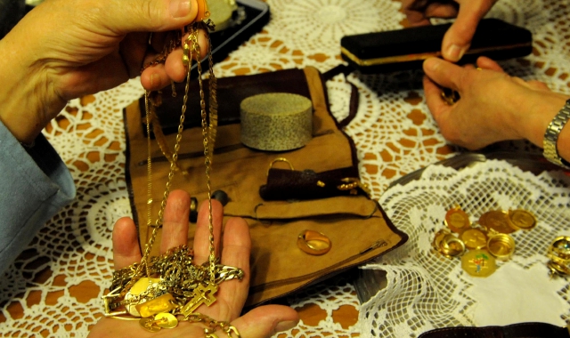 Anziani truffatia Tradate da sedicenti carabinieri: almeno tre vittimedei malviventi chesi sono poi datialla fuga con bottini in preziosi e denaro