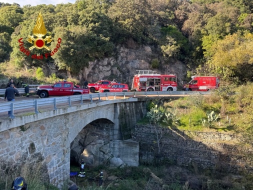 Auto precipita da un ponte, tre morti in Sardegna
