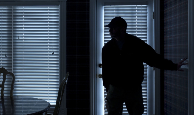 I ladri incappucciati hanno fatto irruzione all’ora di cena