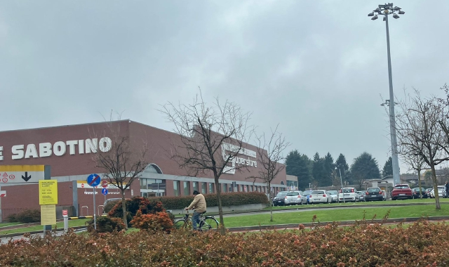 Ladri all’Esselunga, ferito il direttore