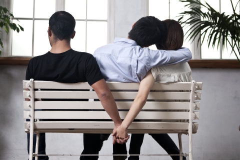 Busto, tradito e picchiato dalla moglie