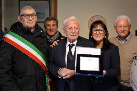 «Grappa, vino e donne»: il segreto di Silvio, cent’anni e non sentirli