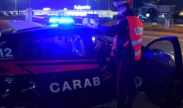 La figlia di 3 mesi cade dal letto, lei è distesa ubriaca: denunciata