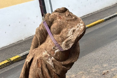 Una dea riaffiora con gli scavi per la fibra