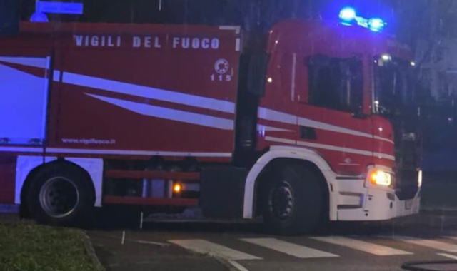Auto fuori controllo finisce nel bosco a Castello Cabiaglio