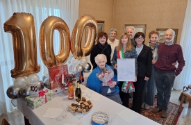 Gli auguri a Fernanda, centenaria canterina