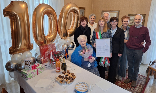 Gli auguri a Fernanda, centenaria canterina