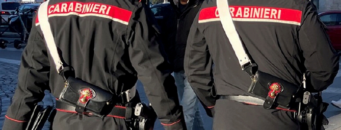 Si travestono da carabinieri e derubano un’anziana