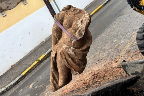 La statua riemersa ha un secolo. Ancora ignota la provenienza