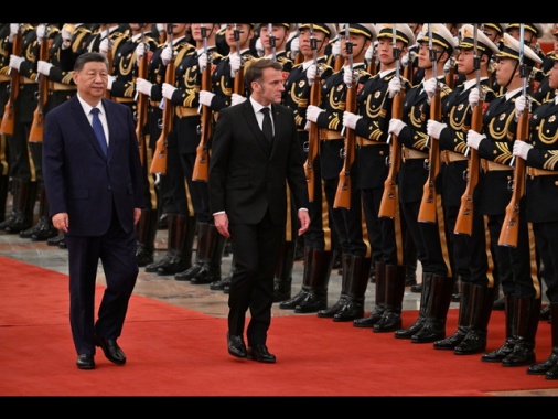 Macron a Xi: Cina ha capacità di influenzare tregua in Ucraina