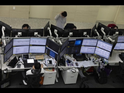 Borsa: l'Asia chiude contrastata, attesa per la Fed