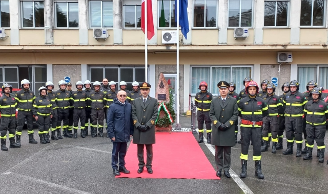 Il monumento ai Caduti è stato inaugurato nel piazzale della caserma dei vigili del fuoco in via Legnani 
