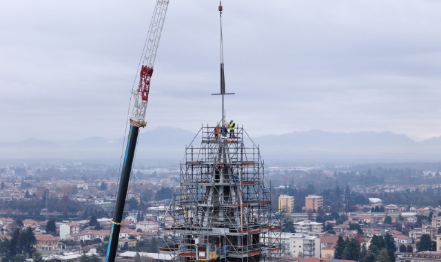 Torna la croce sul campanile di San Giulio