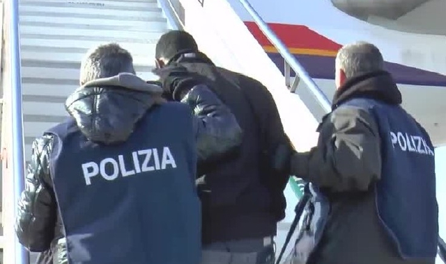 Un rimpatrio eseguito dalla Polizia a Malpensa  (foto Archivio)
