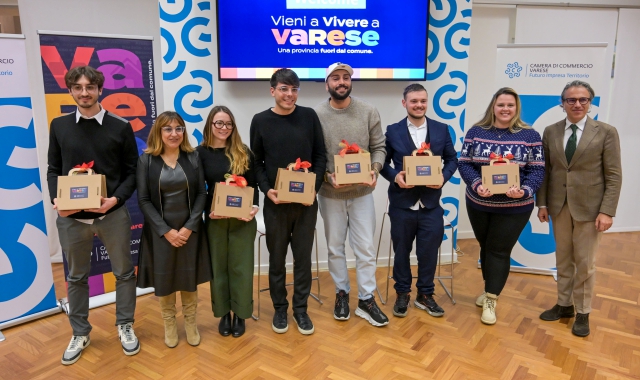 La consegna dei kit di benvenuto ai primi beneficiari dell’iniziativa “Vieni a Vivere a Varese”  (foto Stefano Benvegnù)