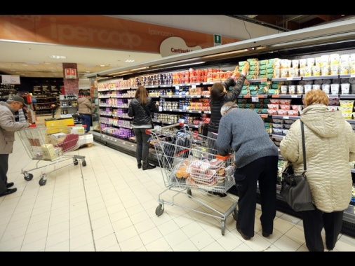 Istat, vendite al dettaglio ottobre +0,5% mese, +1,3% anno