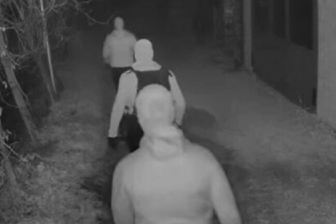 Ladri incappucciati alla Rasa: irruzione e fuga nei boschi