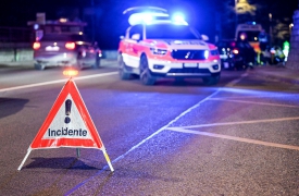 L’auto si ribalta e prende fuoco, morto 16enne