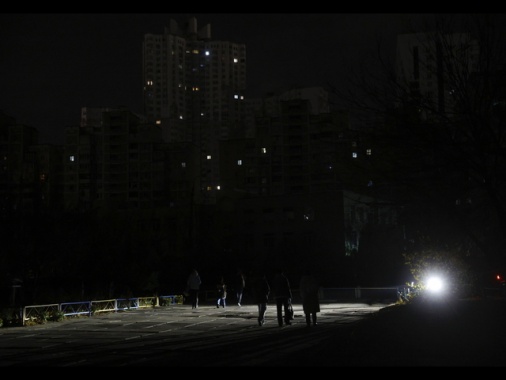 Mosca, massiccio attacco con missili ipersonici sull'Ucraina