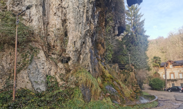 La cascata ora scongelata alle Grotte di Valganna