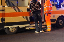 Rissa fuori da un locale, uno estrae un coltello: tre feriti