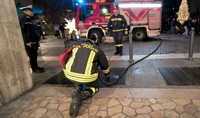 I vigili del fuoco hanno messo in sicurezza l’area (foto Agostino Castelnuovo)