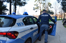 Minaccia i medici e aggredisce i poliziotti: arrestato