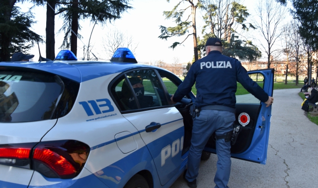 Minaccia i medici e aggredisce i poliziotti: arrestato