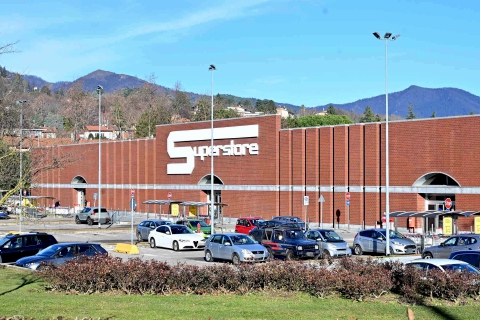 Ruba champagne all’Esselunga: arrestato a Varese