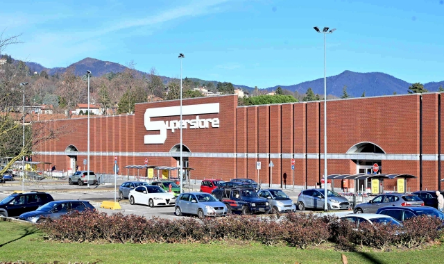 Ruba champagne all’Esselunga: arrestato a Varese