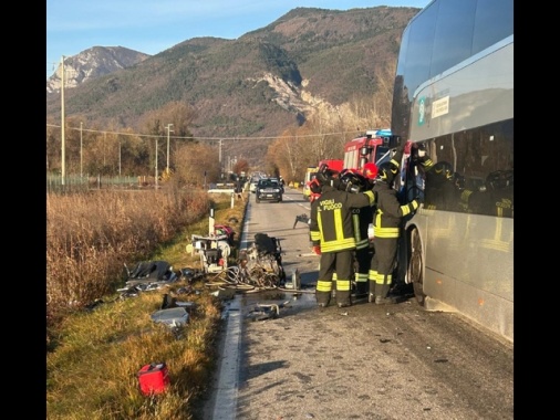 Auto contro corriera, morto automobilista, feriti studenti