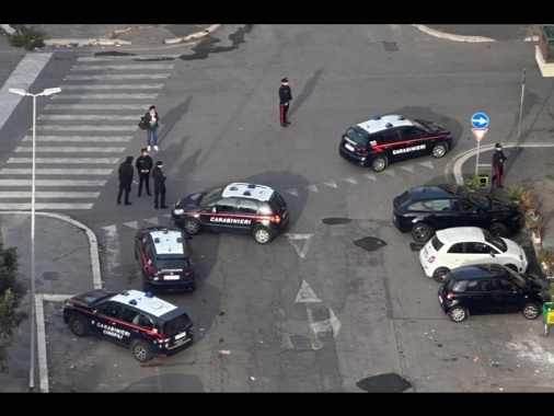 Una ragazza denuncia, 'mi hanno violentata fuori dalla metro a Roma'
