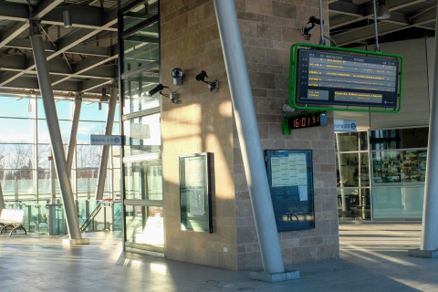 Molesta una donna, sconosciuto lo picchia