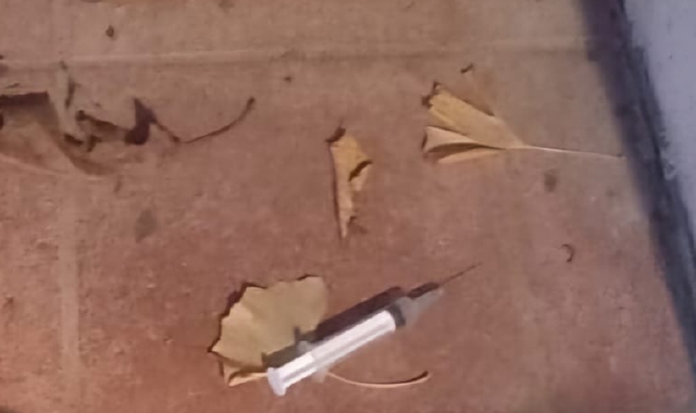 Siringhe davanti all’uscio della zona residenziale di Tradate dopo quelle trovate vicino a una scuola primaria: riecco la droga