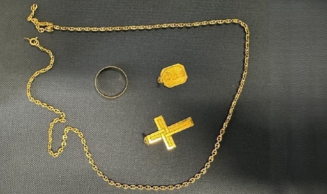 Aiuta anziano in casa e gli ruba ori e fede: denunciata