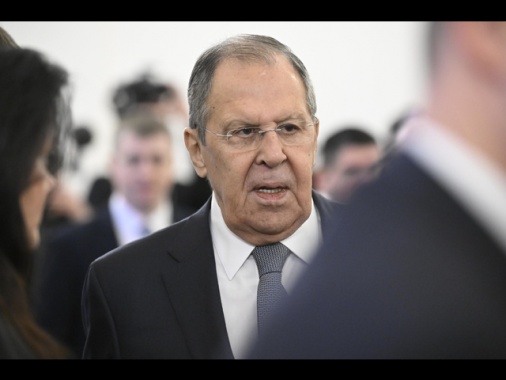 Lavrov, 'risponderemmo a eventuale schieramento di truppe europee in Ucraina'